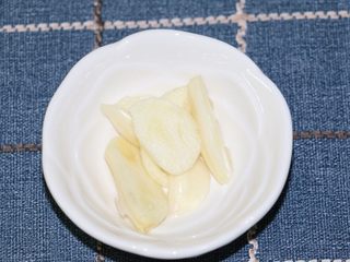 8、五花肉炒豆干,蒜头片准备好