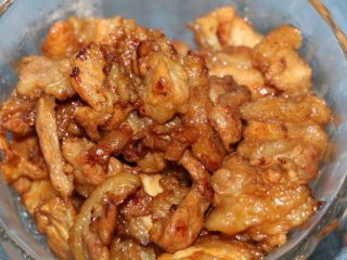 11、五花肉炒豆干,盛起，哇，实在是好吃好香的无花肉，我偷偷吃了两块