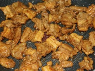 10、五花肉炒豆干,炒到变金黄