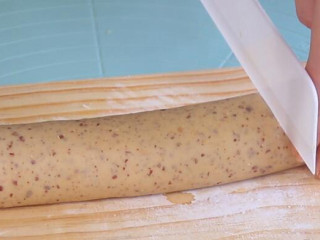 8、红枣红糖馒头,以3根手指做尺，一刀刀切，切好直接放在蒸锅里。