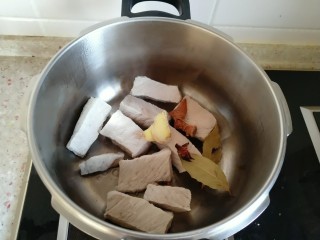 5、自制海苔肉松,放入姜片、香叶、八角、桂皮、良姜（没有良姜可不放 不影响）