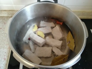 6、自制海苔肉松,锅内倒入足量热水 盖上盖子 高压锅上气后 小火最小火压30分钟（一定要热水 不能凉水 肉遇冷会缩 影响口感）。