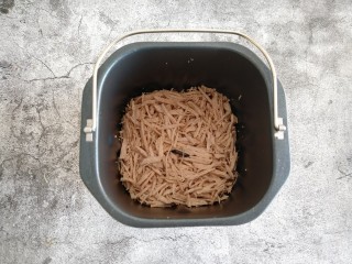 12、自制海苔肉松,把处理好的里脊倒入面包桶内。