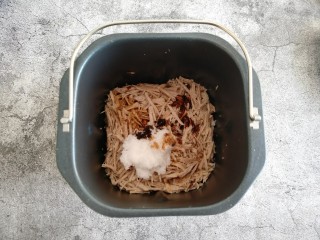 13、自制海苔肉松,倒入白糖、酱油、老抽。