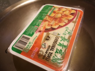 1、肉片豆花/不辣版,豆腐上锅蒸，水开之后蒸五分钟。