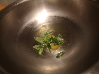 8、肉片豆花/不辣版,下葱花姜片儿爆香。