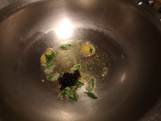 9、肉片豆花/不辣版,加入一勺豆豉。