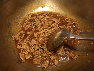 12、肉片豆花/不辣版,肉片儿熟了之后加少许盐，鸡精。水淀粉勾芡。