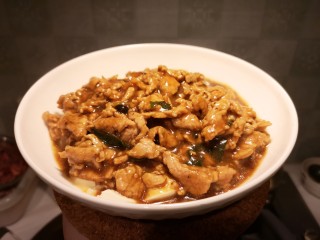 13、肉片豆花/不辣版,浇在豆腐上。美味的肉片豆花就做好了。