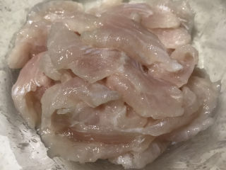 2、水煮龙利鱼,加料酒、盐、蛋清、淀粉搅打上劲，腌制半个小时备用