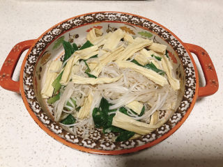 6、水煮龙利鱼,配菜焯熟备用