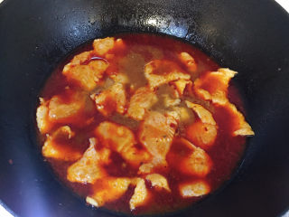 10、水煮龙利鱼,转小火，下腌制的鱼片，先不要搅动，以防将鱼片搅碎，待鱼片稍微紧致一点，再用勺子从锅边慢慢搅，防止粘连，然后再大火烧开。