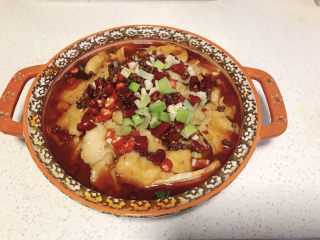 12、水煮龙利鱼,撒上提前备好的配料（花椒、干辣椒、小米椒、葱末、蒜末），浇上热油，炝出香味。