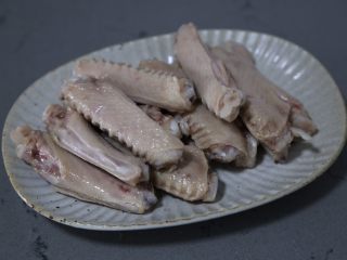 3、红烧鸭翅,焯出血水后捞出,冲洗掉浮沫控干水分待用