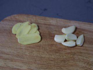 4、红烧鸭翅,姜切片,蒜剥去外皮