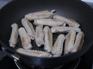 7、红烧鸭翅,煎至皮焦黄反转煎另外一面