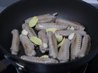 8、红烧鸭翅,煎至两面焦黄放入姜蒜,翻炒出香味