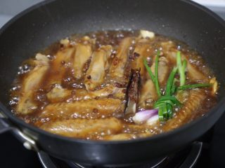 14、红烧鸭翅,大火煮开,小火焖煮约30分钟