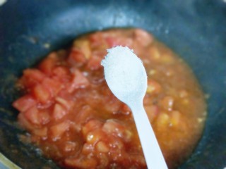 11、番茄炒蛋盖浇饭,加入白砂糖。