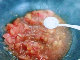 12、番茄炒蛋盖浇饭,再加入盐，翻炒均匀至番茄软碎即可。