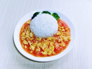 15、番茄炒蛋盖浇饭,再把炒好的番茄炒蛋浇再上面，我还装饰了几朵焯水的西蓝花。