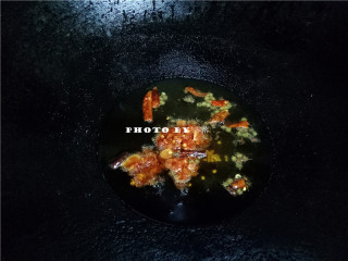 6、红烧鱼,锅里留底油，放入干辣椒、花椒、郫县豆瓣酱炒香；