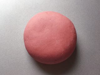 4、五福灯笼,和红色面团：将300克面粉和3克红曲米粉、60克白糖拌匀，加入酵母水（酵母粉加入温水中搅匀融化），边加边用筷子搅拌成絮状。再用手和成软硬适中的面团，盖上保鲜膜放温暖处发酵至2倍大。