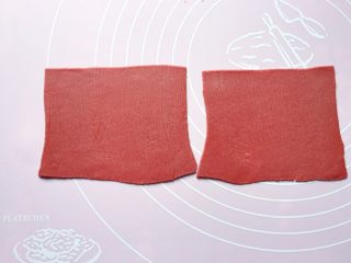 13、五福灯笼,如图：将红色面团擀成1.5mm的薄片，然后切割出2片长8cm、宽10cm的面片。