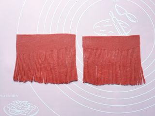 14、五福灯笼,如图：从面片的一边，均匀地切出一条一条小细条儿。