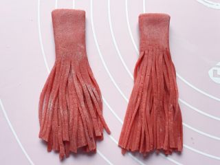 15、五福灯笼,如图：然后把切好的细条卷起来。