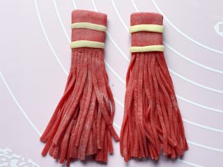 16、五福灯笼,如图：在每个上粘贴两条黄色小细条作装饰。