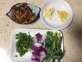 2、红烧酸辣魔芋花,老姜大蒜切末，蒜苗切段，洋葱切小块，香葱切葱花