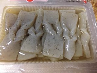 3、红烧酸辣魔芋花,打开盒装魔芋花