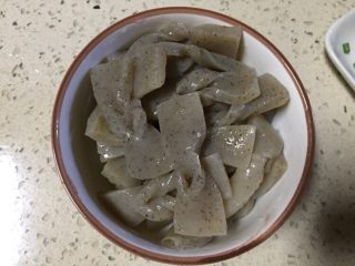 4、红烧酸辣魔芋花,倒掉水装入碗里备用