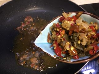 7、红烧酸辣魔芋花,放入泡椒酱