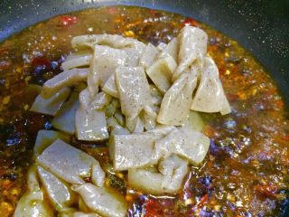 11、红烧酸辣魔芋花,放入魔芋花开煮