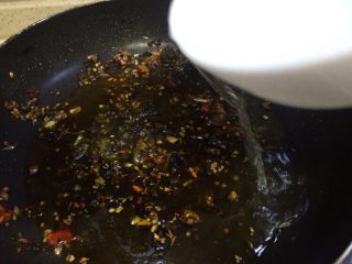 10、红烧酸辣魔芋花,炒香炒出红油色倒入750ml水