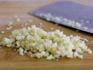 1、秘制大闸蟹蘸料,姜剁碎，剁成蓉，大闸蟹比较寒，放姜可以驱寒祛腥，姜不要太多多啦就盖过大闸蟹的味道啦，大概一小块就可以做四碟调味了。