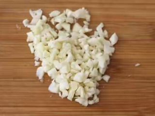 3、秘制大闸蟹蘸料,剁蒜蓉，两颗蒜可以调4碟，也是不用太多，多了会冲。剁好放一旁备用