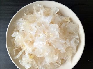2、菠萝银耳糖水,银耳洗净后去蒂，撕碎；