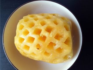 3、菠萝银耳糖水,菠萝去皮，这步可以让店家代劳；