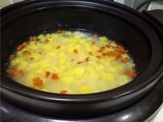 12、菠萝银耳糖水,再放入酒酿，继续“煲汤”；