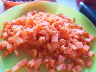 3、川味哨子面,胡萝卜切成丁儿。