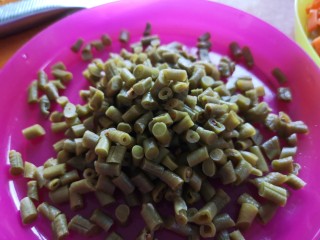 5、川味哨子面,酸豇豆切成丁。