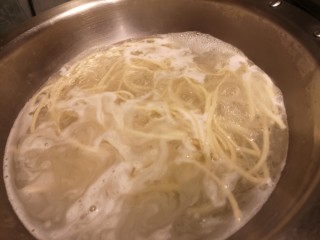 20、川味哨子面,煮面。