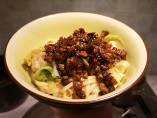 21、川味哨子面,面煮好之后放入青菜，再加入肉酱。一碗内容丰富的哨子面就做好了。