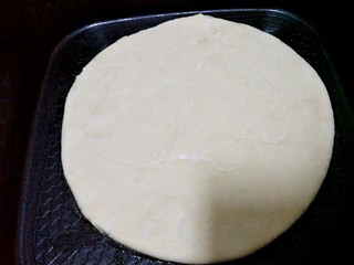 9、#咸味#＋牛肉罩饼,把面擀成饼，饼铛放油，把饼放进锅里