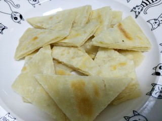 11、#咸味#＋牛肉罩饼,饼变的两面金黄的时候出锅，这时候的饼外表脆里面嫩，直接吃也很香的。把饼切块放在碗底。