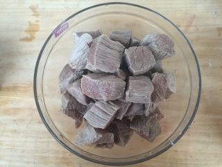 3、自制牛肉松,断生捞出,冷水冲洗干净。