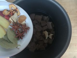 4、自制牛肉松,另起电高压锅,入清水,放入炖肉料。